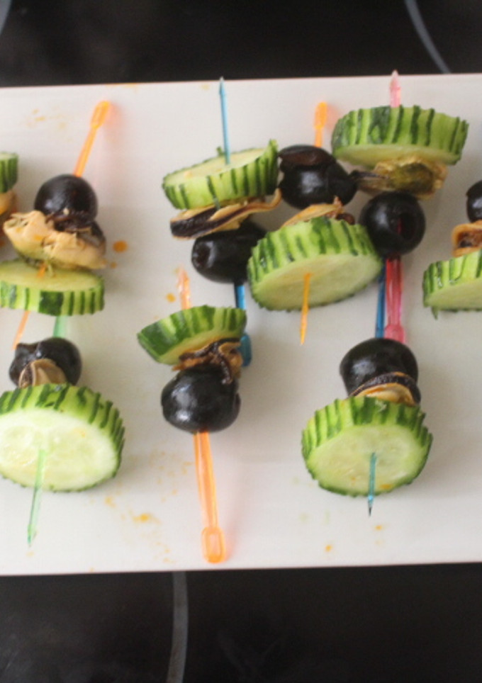 Una foto de Aperitivo de pepino con mejillones y aceitunas