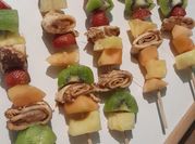 Una foto de kiwi brochetas