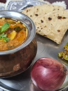 राजस्थानी गट्टे की सब्जी (Rajasthani gatte ki sabzi recipe in Hindi) रेसिपी मुख्य फोटो
