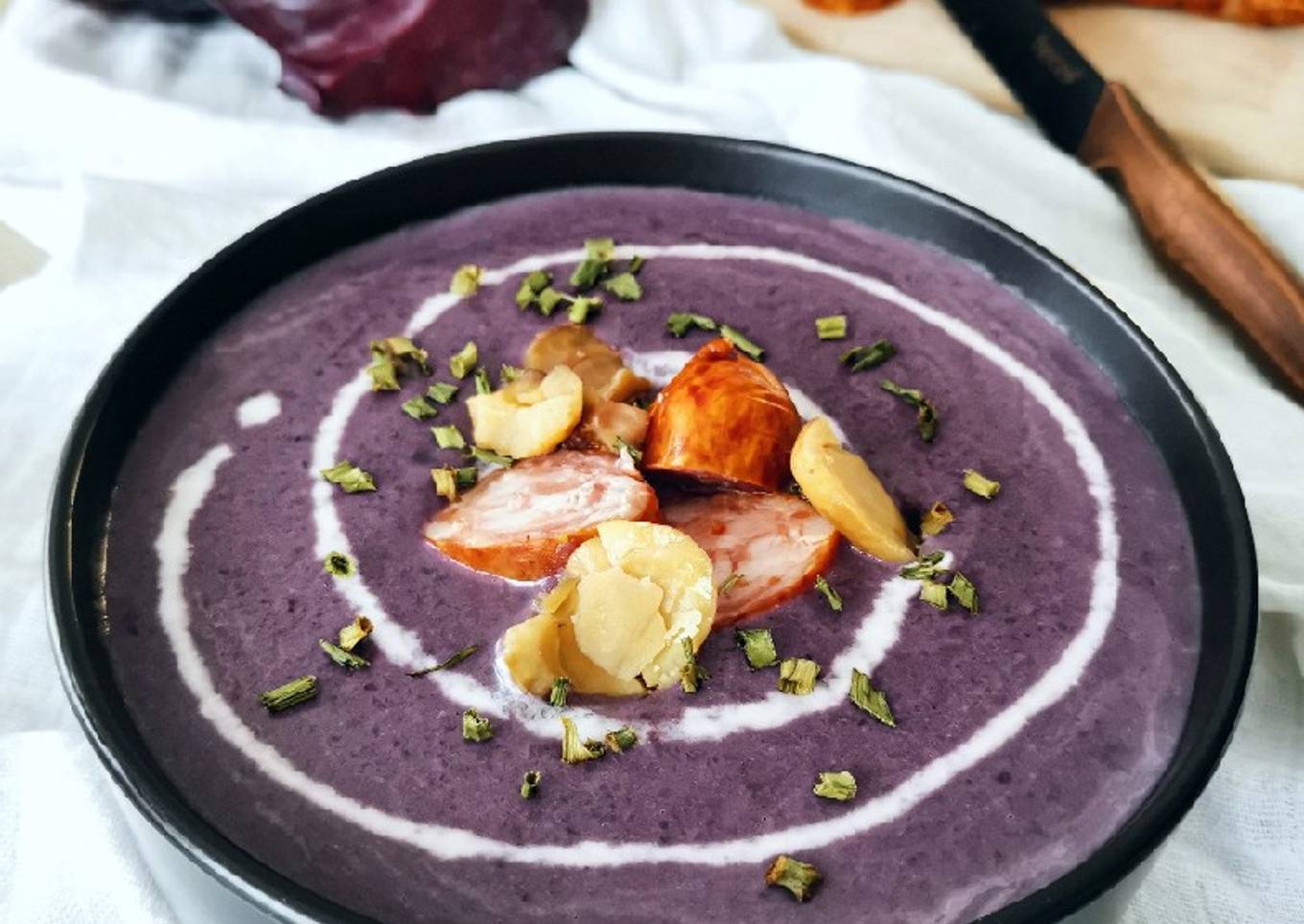 Soupe de chou rouge aux marrons, lardons et saucisse de Morteau