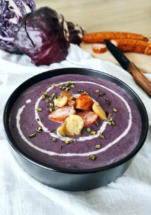 Une photo de Soupe de chou rouge aux marrons, lardons et saucisse de Morteau