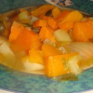 Sopa de verduras en olla eléctrica a presión