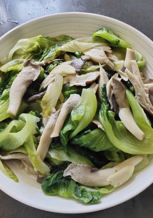 A picture of Sauteed Lettuce with Fresh Mushroom.