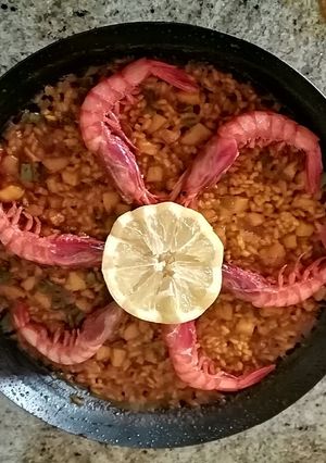 Una foto de Paella sabrosa y fácil de cocinar de marisco al horno