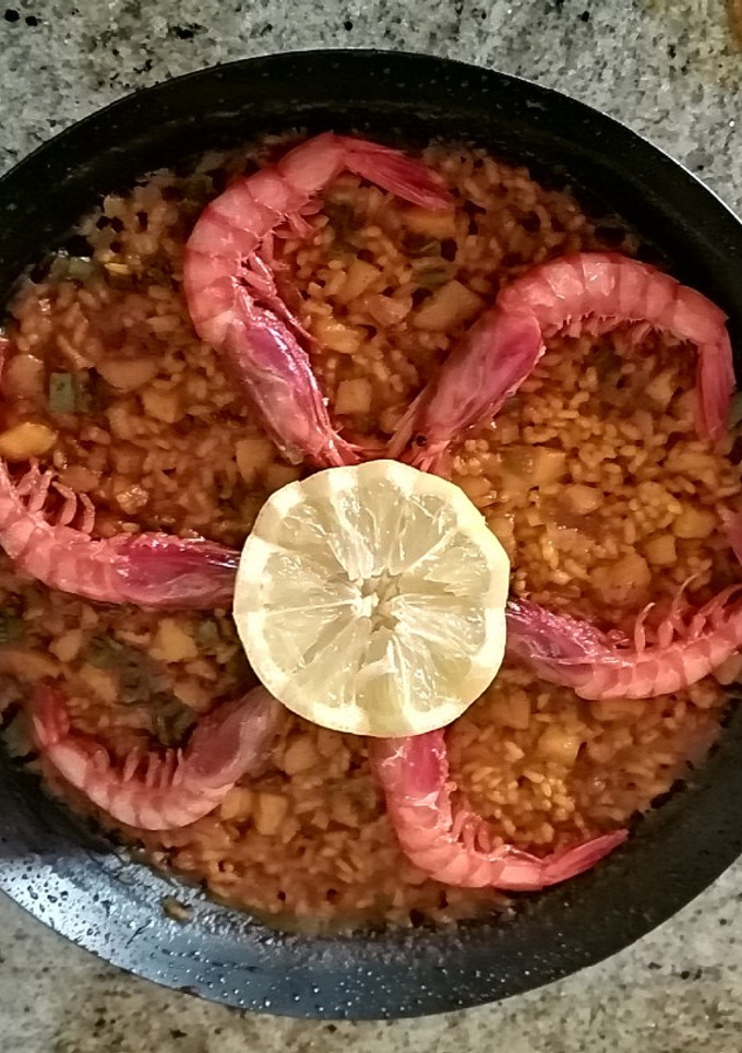 Una foto de Paella sabrosa y fácil de cocinar de marisco al horno