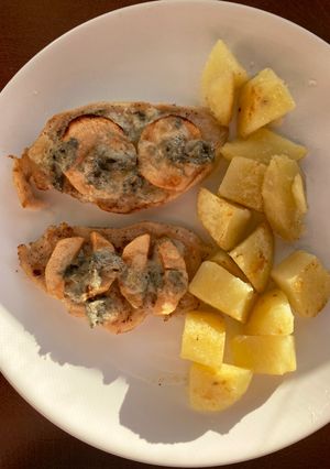 Almás-kéksajtos csirkemell vajas burgonyával recept fotója