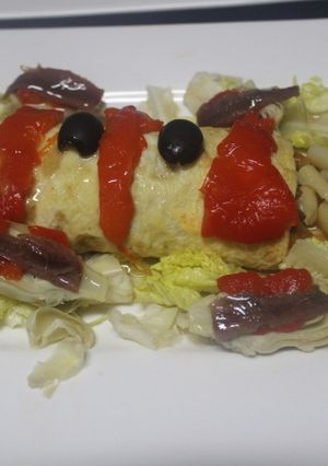 Una foto de Enrollado de ensaladilla de calamares con alcachoras