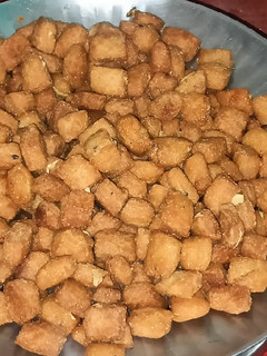 नारियल शक्कर पारे(nariyal shakkar pare recipe in hindi) रेसिपी मुख्य फोटो