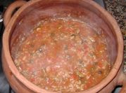 Una foto de arroz con mariscos y tomate