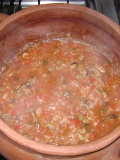 Una foto de Mariscos en salsa de tomate con arroz en olla de barro