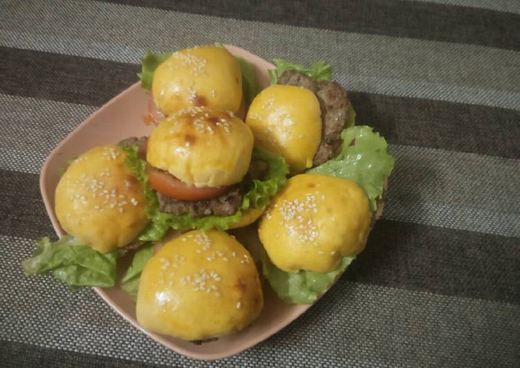 Làm bánh Hamburger bò tại nhà