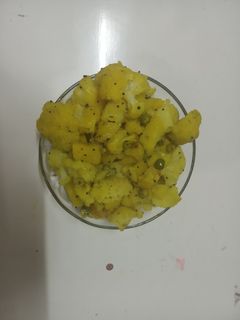 ફુલાવર વટાણા બટાકા નું શાક (Cauliflower Vatana Bataka Shak Recipe In Gujarati) રેસીપી મુખ્ય ફોટો