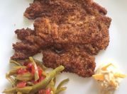 Una foto de platillos con pechuga de pollo