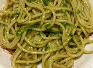 Foto di Spaghetti in padella 49 acciughe e pesto di agretti