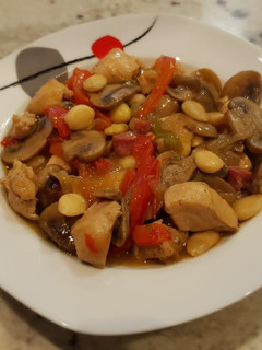 Una foto de Pollo con champiñones y almendras, estilo oriental