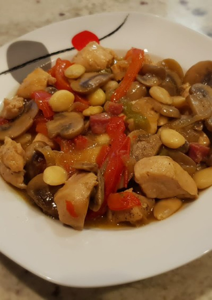 Una foto de Pollo con champiñones y almendras, estilo oriental