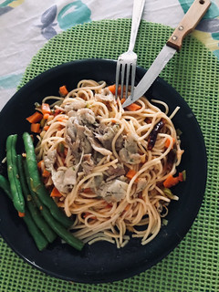 Una foto de Pastas Primavera a la Pinochet con milanesa de pollo