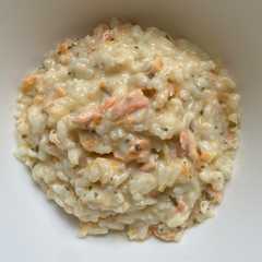 รูปของ Salmon garlic butter milk rice / Salmon risotto MPASI