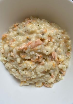 Foto resep Salmon garlic butter milk rice / Salmon risotto MPASI