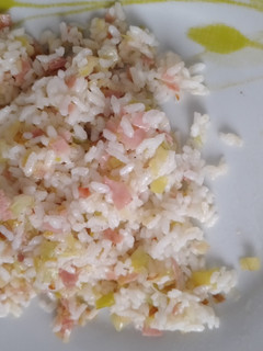 Una foto de Arroz salteado con jamón y puerro