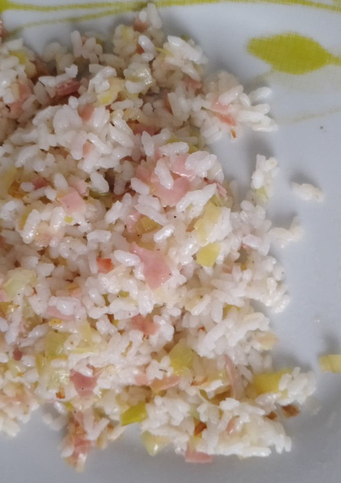 Una foto de Arroz salteado con jamón y puerro
