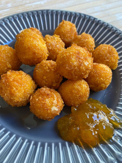 Una foto de Bolitas de queso gouda