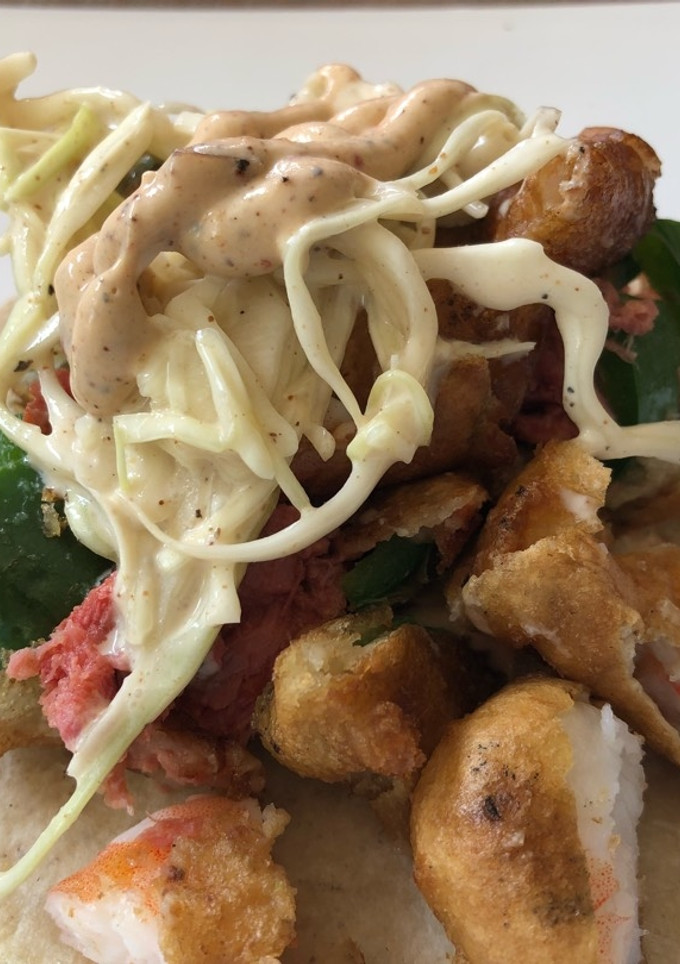 Una foto de Tacos Fish de Camarón y Chile relleno de Marlin Capeado Sonorense