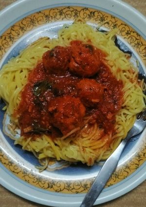 A picture of Spaghetti and meatballs.
