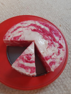 A picture of Miss Ria Khairiyah's Puding Roti Tawar Zebra-in pink.