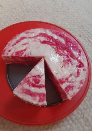 A picture of Miss Ria Khairiyah's Puding Roti Tawar Zebra-in pink.