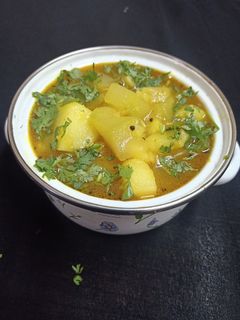 દૂધી બટાકા નું શાક (Dudhi Bataka Shak Recipe In Gujarati) રેસીપી મુખ્ય ફોટો