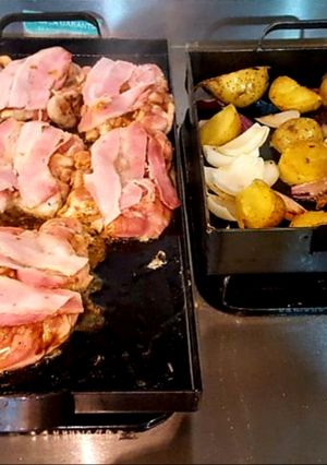 Una foto de Muslos a la Americana con Papas Mantecadas a La Planchetta
