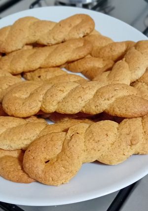 Foto di Treccine di frolla con granella di mandorle