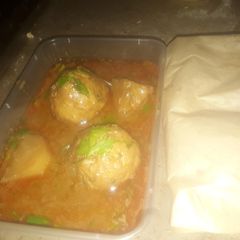 A picture of Koftey gravy with roti.