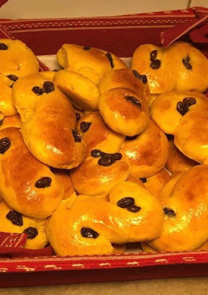 Una foto de Bollos suecos de azafrán