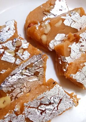 दलिया बर्फी (Daliya barfi recipe in Hindi) रेसिपी मुख्य फोटो