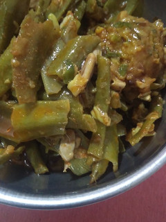 લસણ વાળુ વાલોર ઢોકળી નું શાક (Lasan Valu Valor Dhokli Shak Recipe In Gujarati) રેસીપી મુખ્ય ફોટો