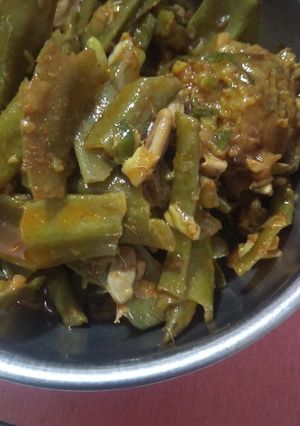 લસણ વાળુ વાલોર ઢોકળી નું શાક (Lasan Valu Valor Dhokli Shak Recipe In Gujarati) રેસીપી મુખ્ય ફોટો