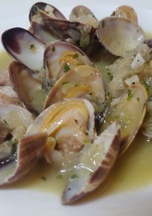 Una foto de Almejas Salsa verde