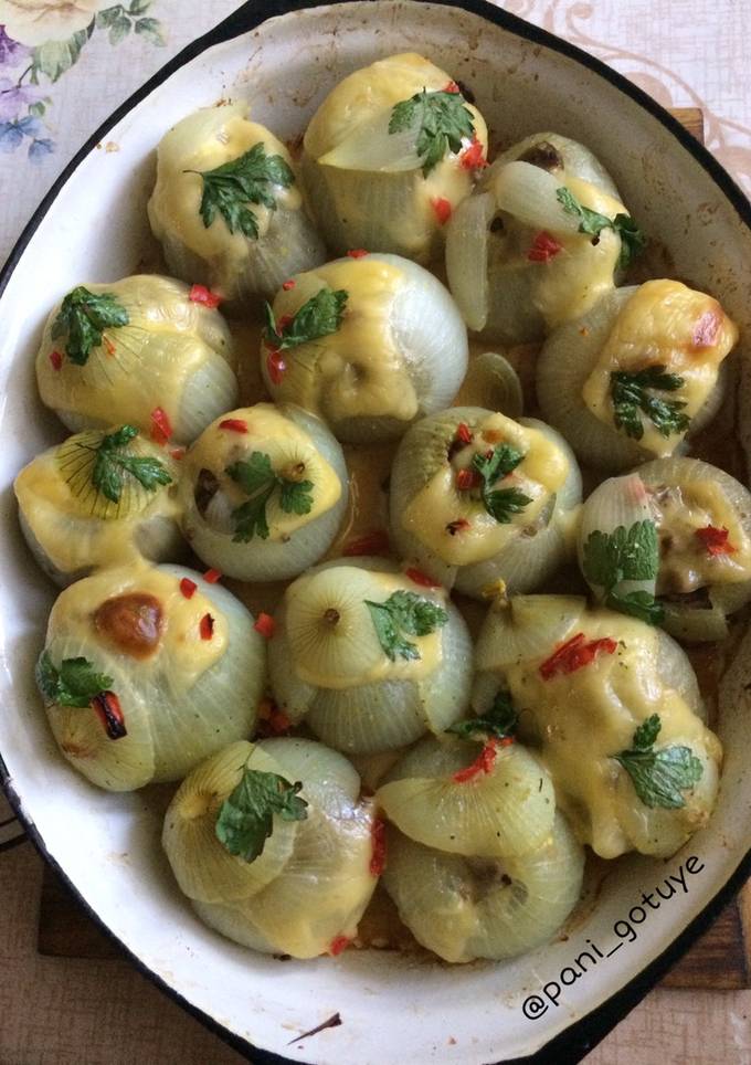 Цибуля, фарширована печінкою