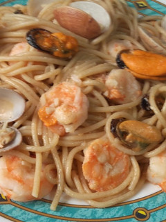 Una foto de Espaghetti salteados con marisco