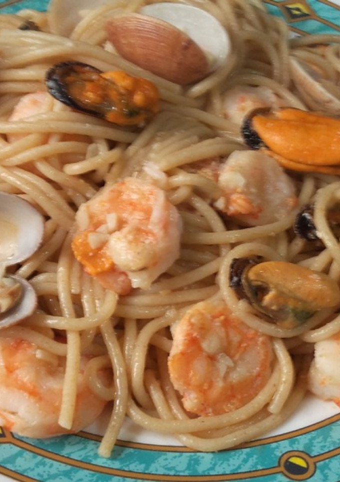 Una foto de Espaghetti salteados con marisco
