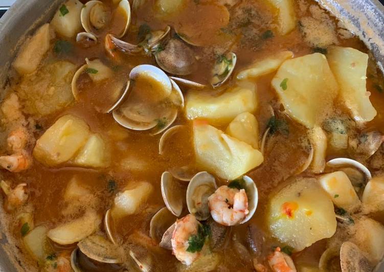 Cazuela de patatas con marisco