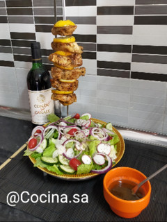 Una foto de Espadín de pollo al limón y ensalada
