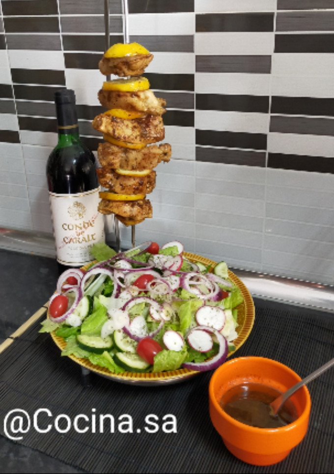 Una foto de Espadín de pollo al limón y ensalada