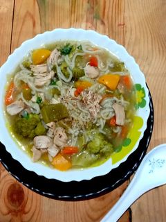 চিকেন নুডলস স্যুপ (chicken noodles soup recipe in bengali) রেসিপির প্রধান ছবি