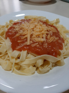 Una foto de Fideos caseros con salsa rosa 🍝