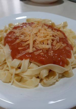 Una foto de Fideos caseros con salsa rosa 🍝
