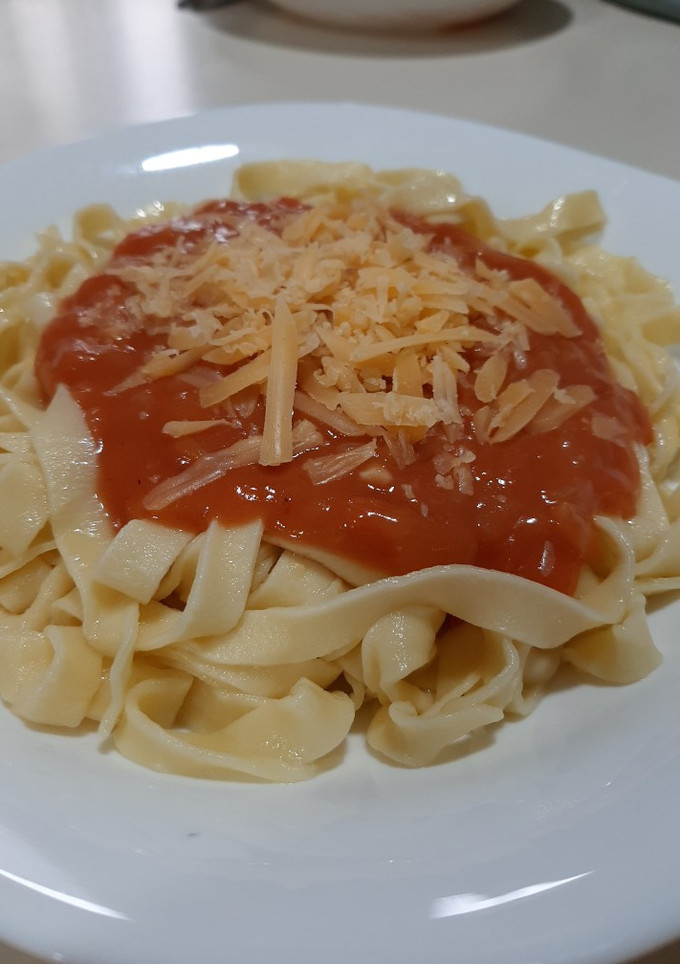 Una foto de Fideos caseros con salsa rosa 🍝
