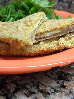 Una foto de Milanesas de berenjenas rellenas de jamón y queso